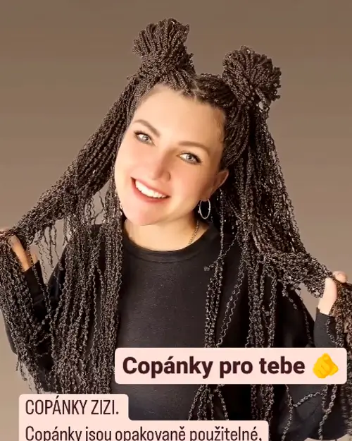 Krásná žena modelka s ZiZi Copánky. Studio Lilie Dredy Praha.