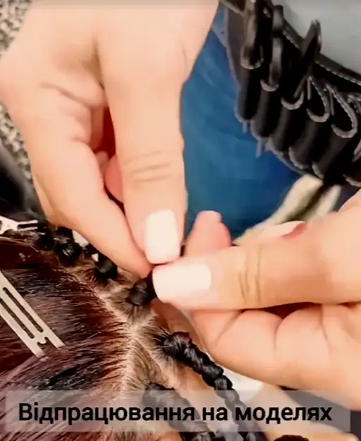 Praktická výuka zaplétání vlasů na školení