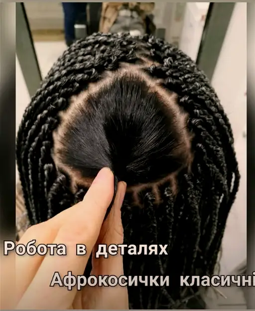 Profesionální pletení copánků během kurzu v Praze