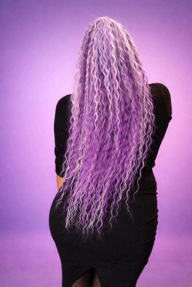Kudrnaté dredy dlouhé až do pasu v kombinaci fialových tónů, bohatá textura a hustý objem, pohled zezadu