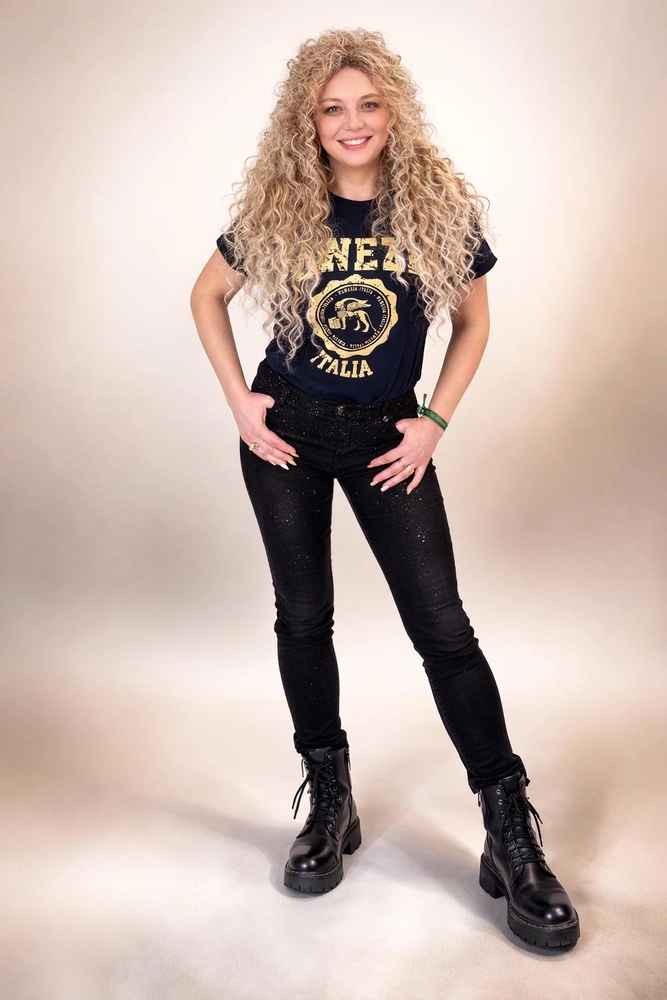 Kudrnaté dredy v přirozené blond barvě, hustý a lehký účes s výrazným objemem, celkový pohled na postavu